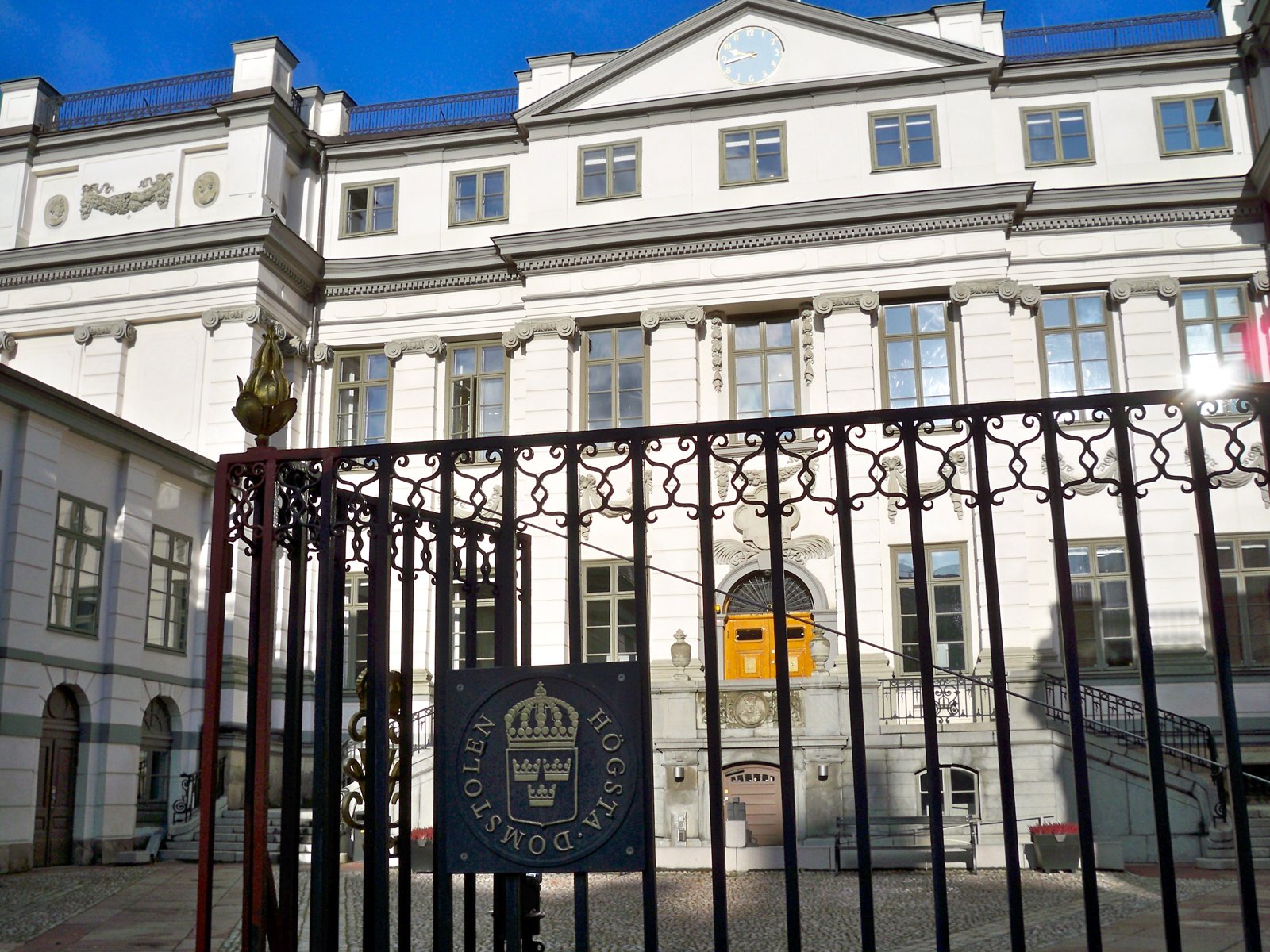 Porten till Högsta domstolen i Stockholm