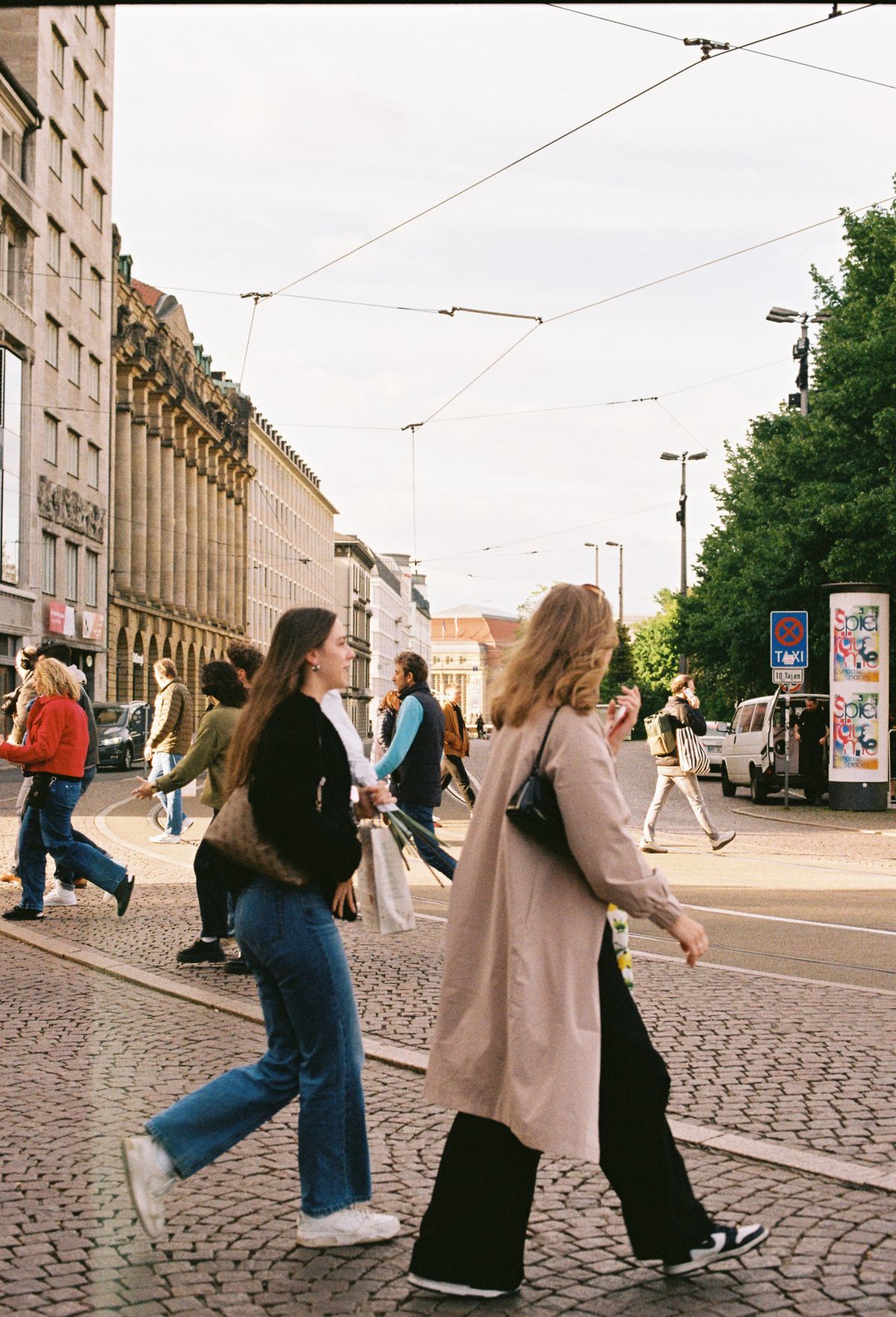 Människor som korsar en gata i en stad